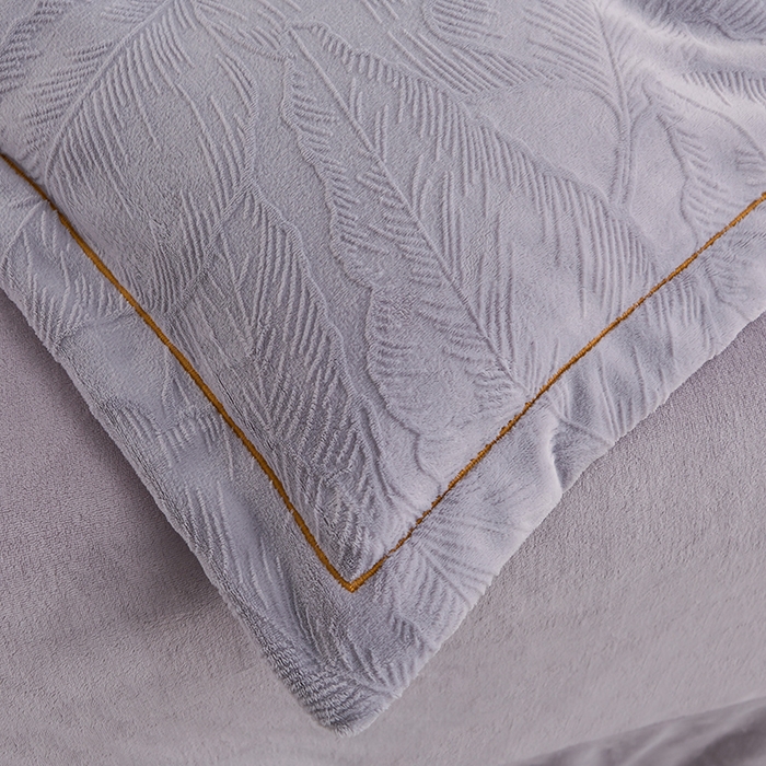 91家纺网 家纺一手货源 找家纺 苏迪网销供货 2025新款牛奶绒四件套A类高克重全消光雕花一字绣工艺款 芭蕉叶-香芋紫