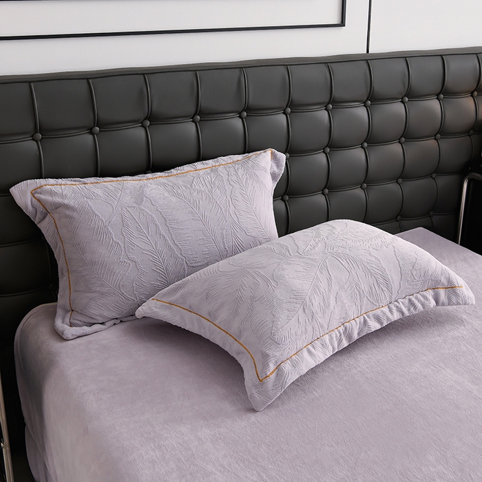 91家纺网 家纺一手货源 找家纺 苏迪网销供货 2025新款牛奶绒四件套A类高克重全消光雕花一字绣工艺款 芭蕉叶-香芋紫