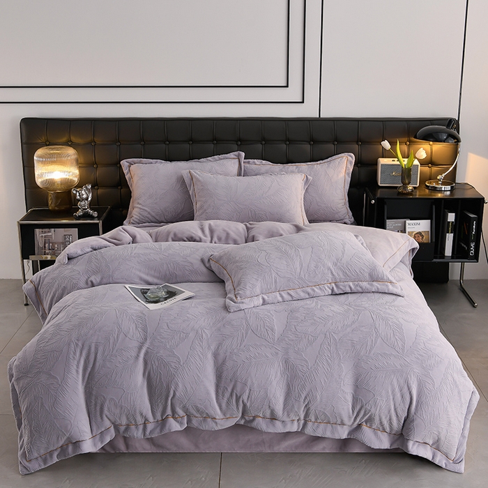 91家纺网 家纺一手货源 找家纺 苏迪网销供货 2025新款牛奶绒四件套A类高克重全消光雕花一字绣工艺款 芭蕉叶-香芋紫