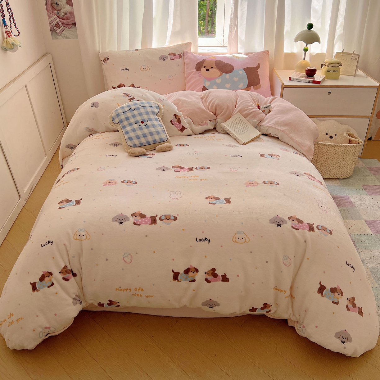 91家纺网 家纺一手货源 找家纺 桃喜 2025新款A类200g牛奶绒（含导电丝）印花床单款四件套 快乐腊肠狗狗