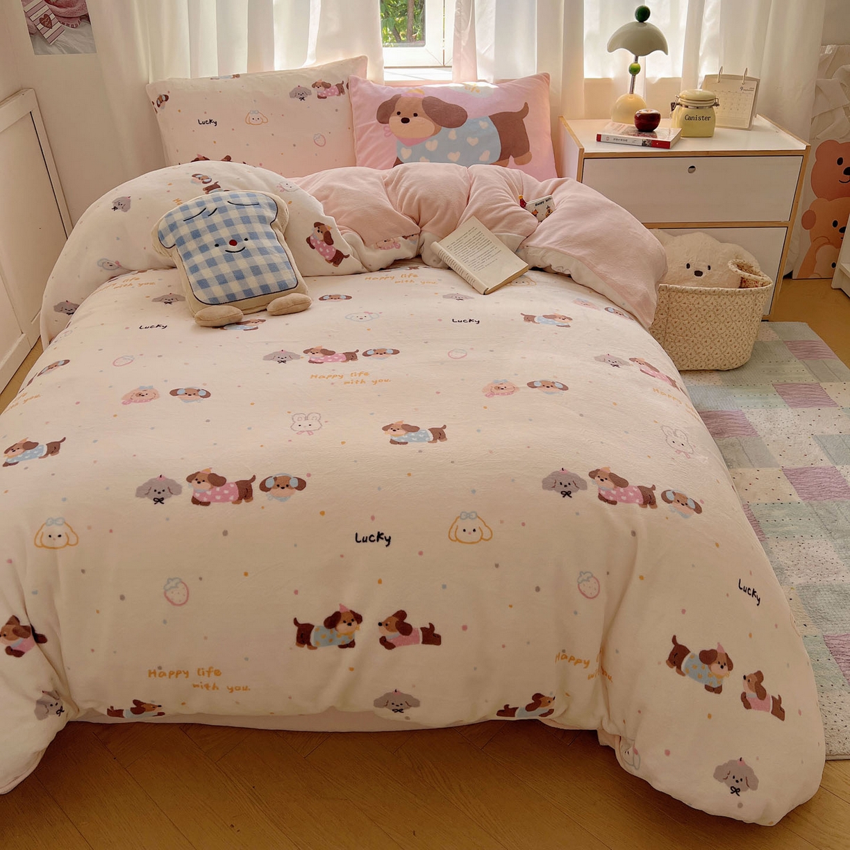 91家纺网 家纺一手货源 找家纺 桃喜 2025新款A类200g牛奶绒（含导电丝）印花床单款四件套 快乐腊肠狗狗