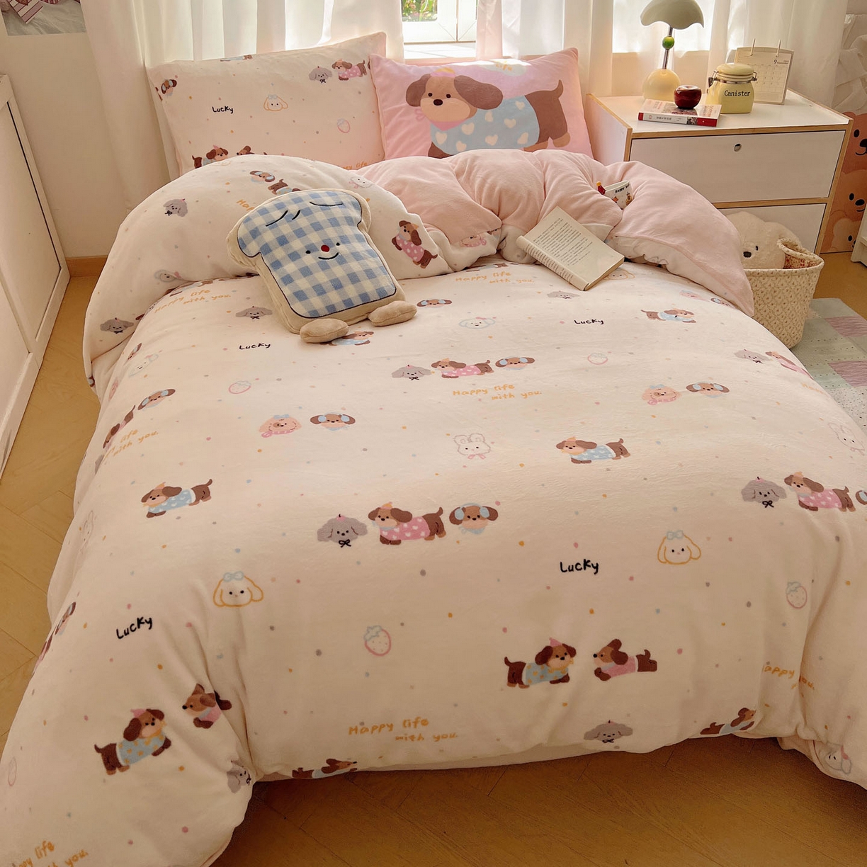 91家纺网 家纺一手货源 找家纺 桃喜 2025新款A类200g牛奶绒（含导电丝）印花床单款四件套 快乐腊肠狗狗