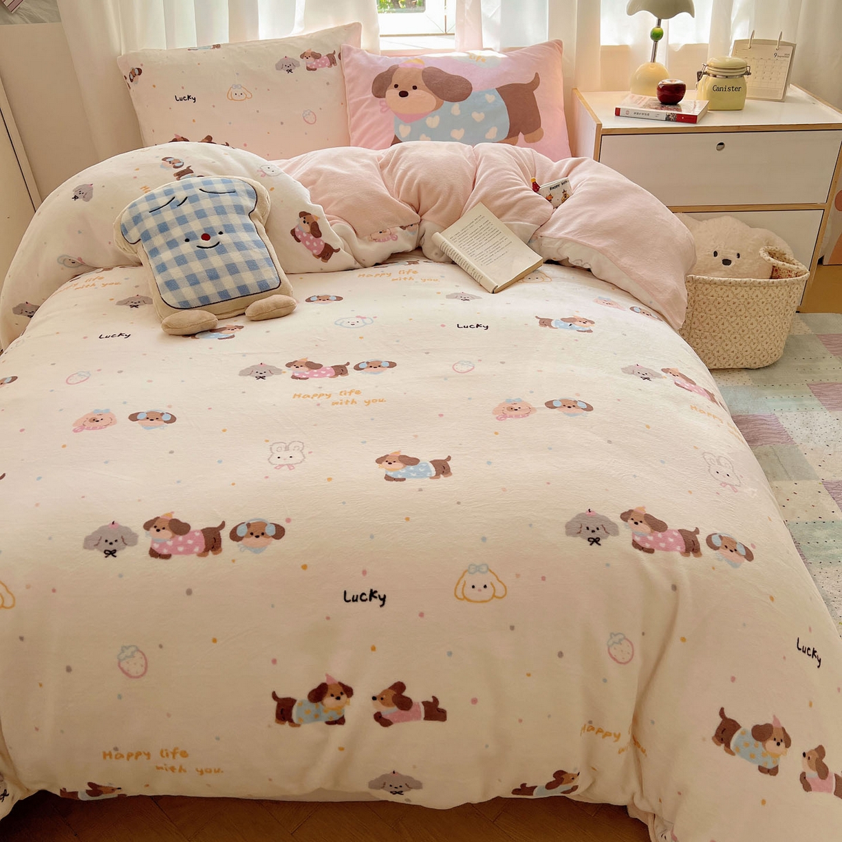 91家纺网 家纺一手货源 找家纺 桃喜 2025新款A类200g牛奶绒（含导电丝）印花床单款四件套 快乐腊肠狗狗