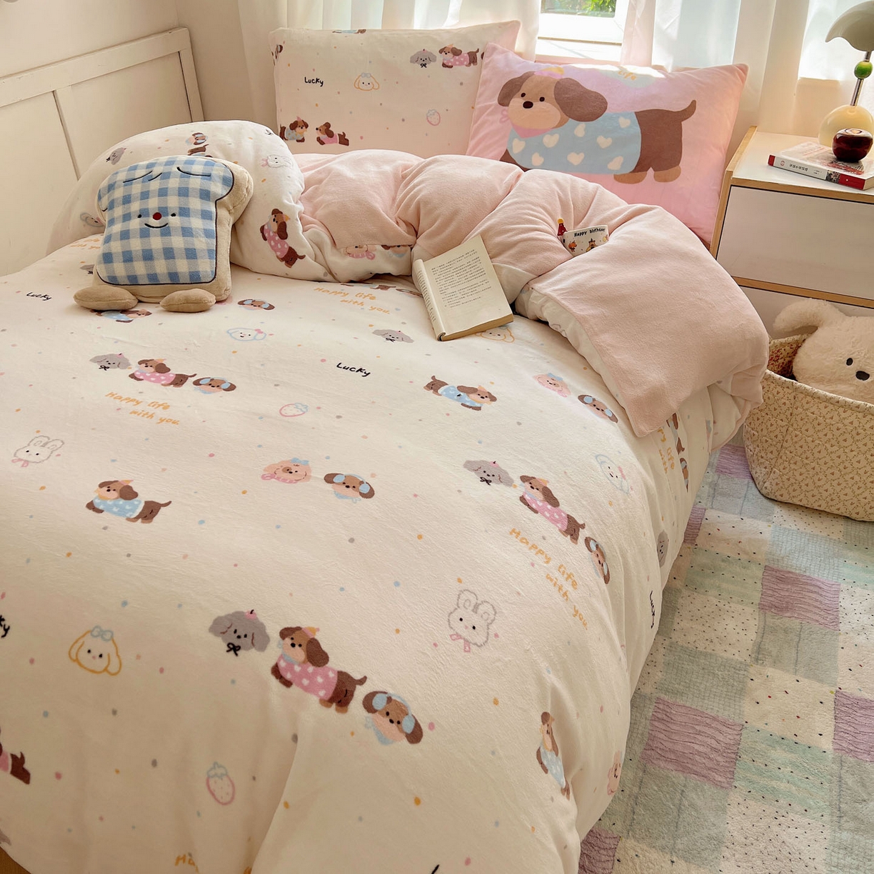 91家纺网 家纺一手货源 找家纺 桃喜 2025新款A类200g牛奶绒（含导电丝）印花床单款四件套 快乐腊肠狗狗