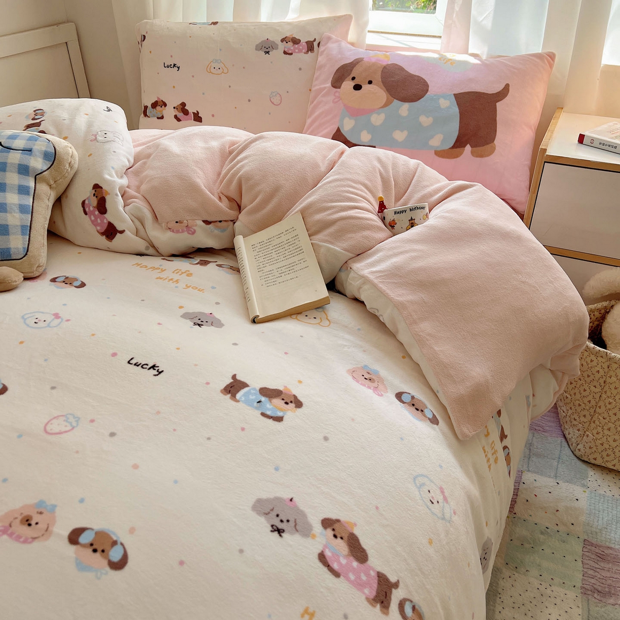 91家纺网 家纺一手货源 找家纺 桃喜 2025新款A类200g牛奶绒（含导电丝）印花床单款四件套 快乐腊肠狗狗