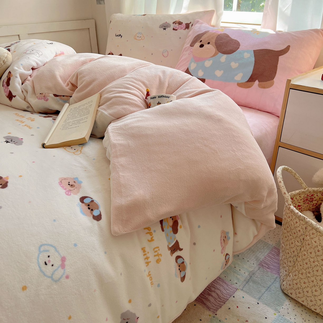 91家纺网 家纺一手货源 找家纺 桃喜 2025新款A类200g牛奶绒（含导电丝）印花床单款四件套 快乐腊肠狗狗