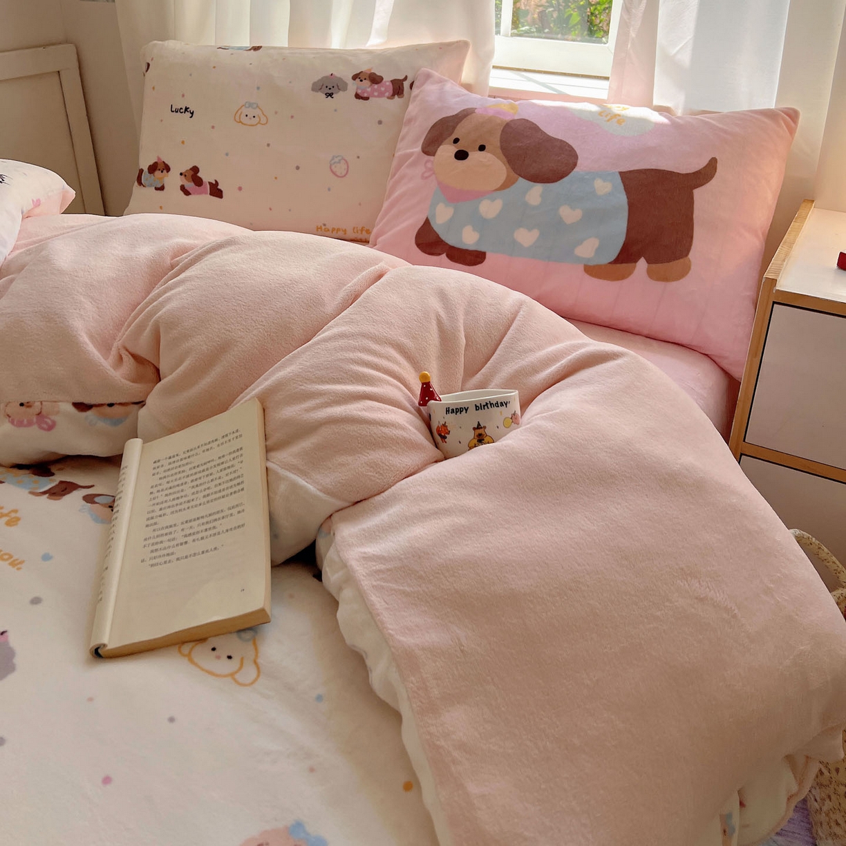 91家纺网 家纺一手货源 找家纺 桃喜 2025新款A类200g牛奶绒（含导电丝）印花床单款四件套 快乐腊肠狗狗