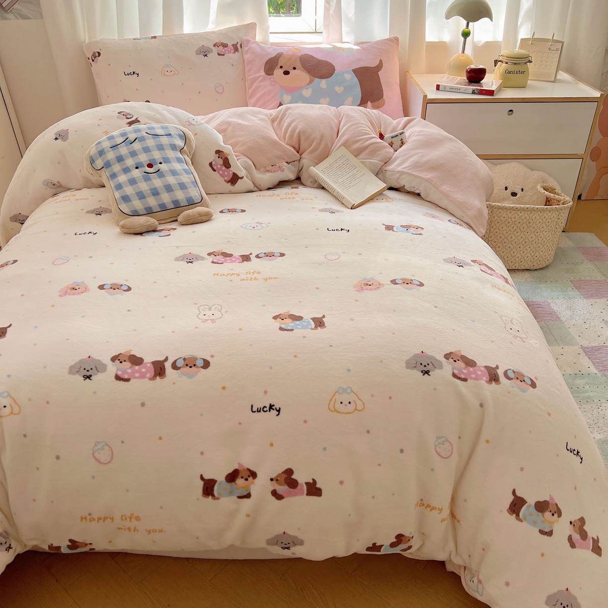 91家纺网 家纺一手货源 找家纺 桃喜 2025新款A类200g牛奶绒（含导电丝）印花床单款四件套 快乐腊肠狗狗