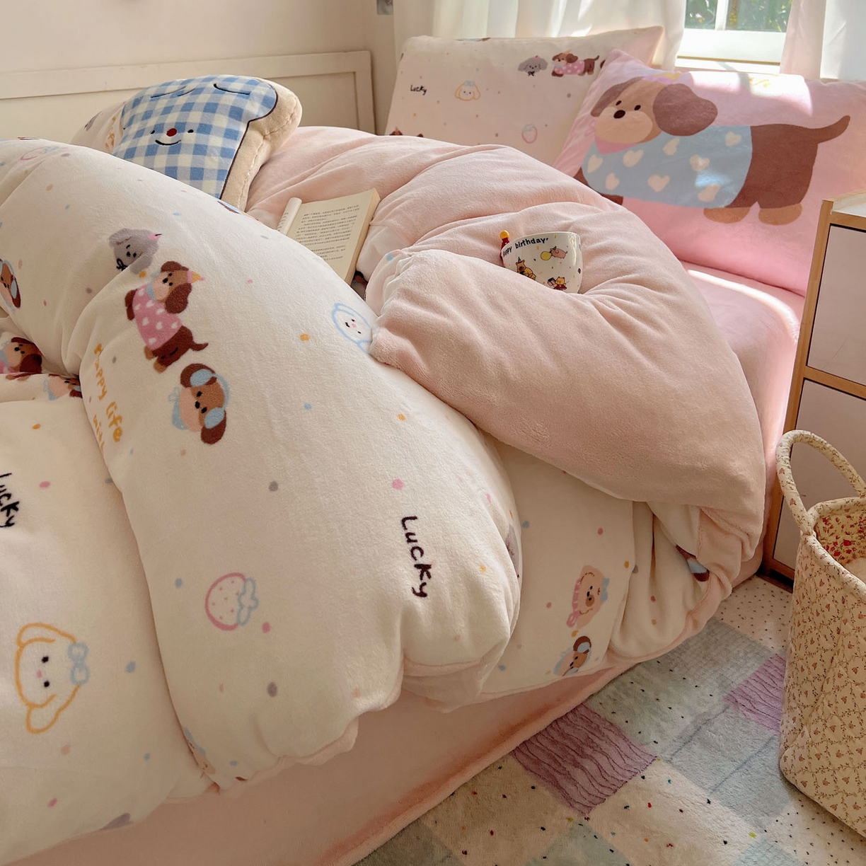 91家纺网 家纺一手货源 找家纺 桃喜 2025新款A类200g牛奶绒（含导电丝）印花床单款四件套 快乐腊肠狗狗