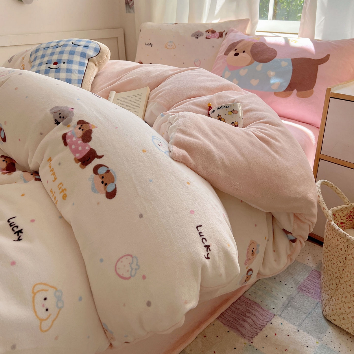 91家纺网 家纺一手货源 找家纺 桃喜 2025新款A类200g牛奶绒（含导电丝）印花床单款四件套 快乐腊肠狗狗