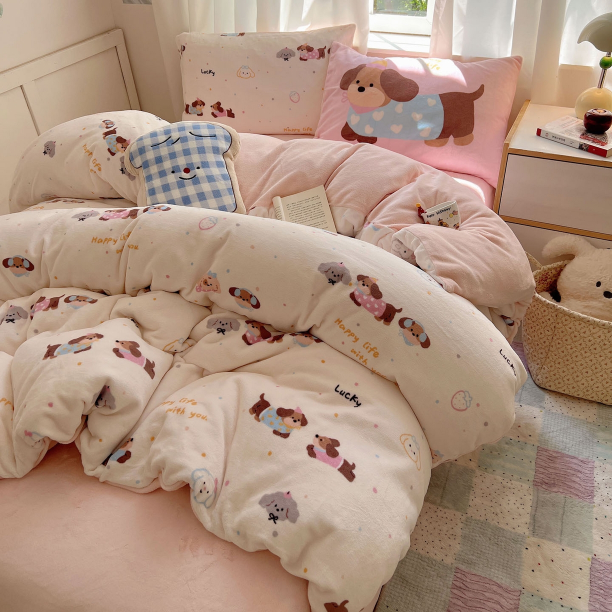 91家纺网 家纺一手货源 找家纺 桃喜 2025新款A类200g牛奶绒（含导电丝）印花床单款四件套 快乐腊肠狗狗