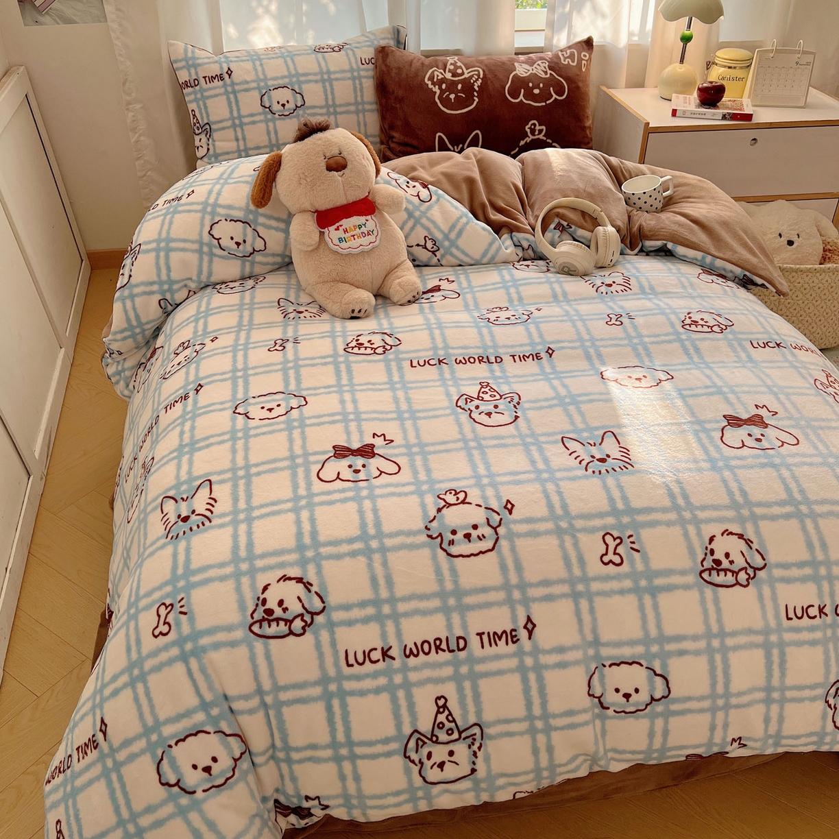 91家纺网 家纺一手货源 找家纺 桃喜 2025新款A类200g牛奶绒（含导电丝）印花床单款四件套 蓝格线条狗