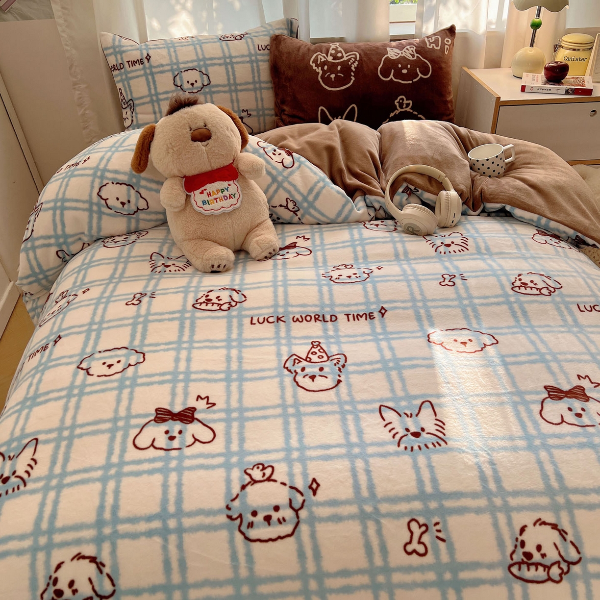 91家纺网 家纺一手货源 找家纺 桃喜 2025新款A类200g牛奶绒（含导电丝）印花床单款四件套 蓝格线条狗