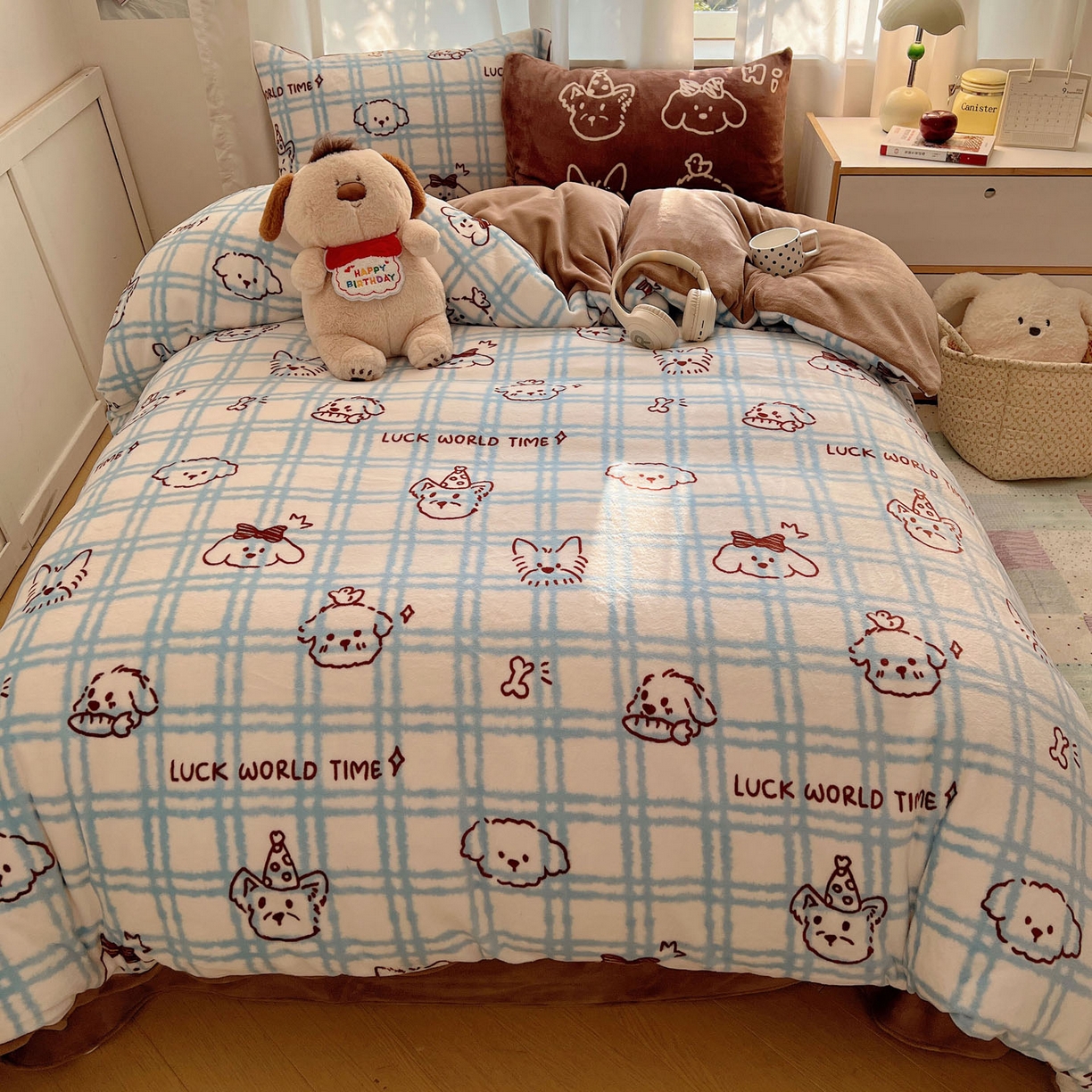 91家纺网 家纺一手货源 找家纺 桃喜 2025新款A类200g牛奶绒（含导电丝）印花床单款四件套 蓝格线条狗