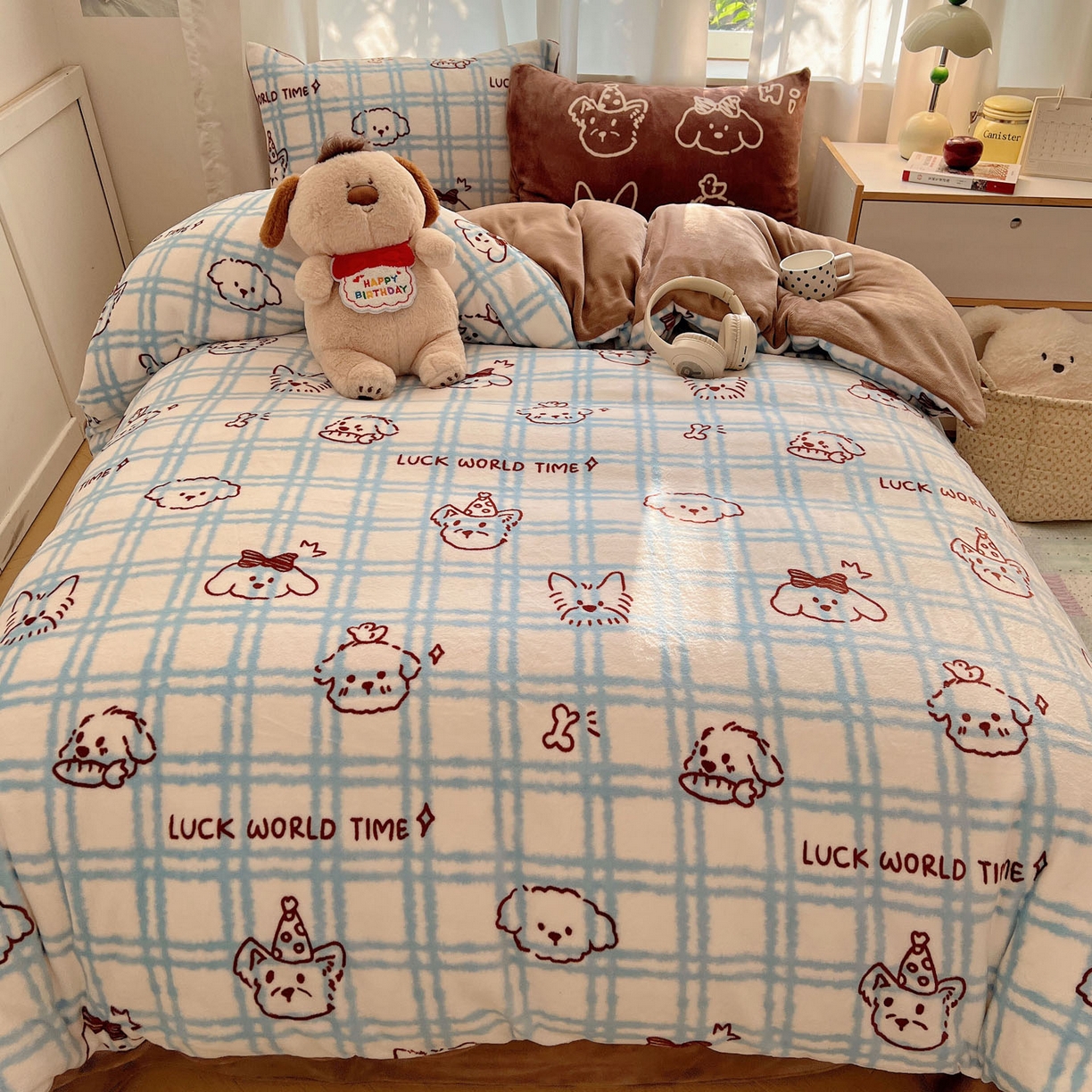 91家纺网 家纺一手货源 找家纺 桃喜 2025新款A类200g牛奶绒（含导电丝）印花床单款四件套 蓝格线条狗