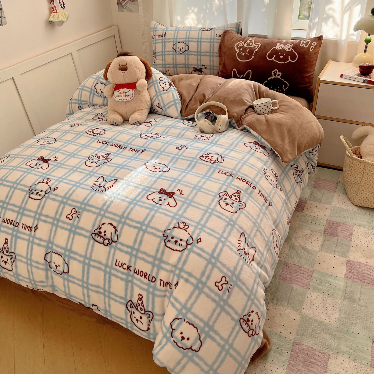 91家纺网 家纺一手货源 找家纺 桃喜 2025新款A类200g牛奶绒（含导电丝）印花床单款四件套 蓝格线条狗