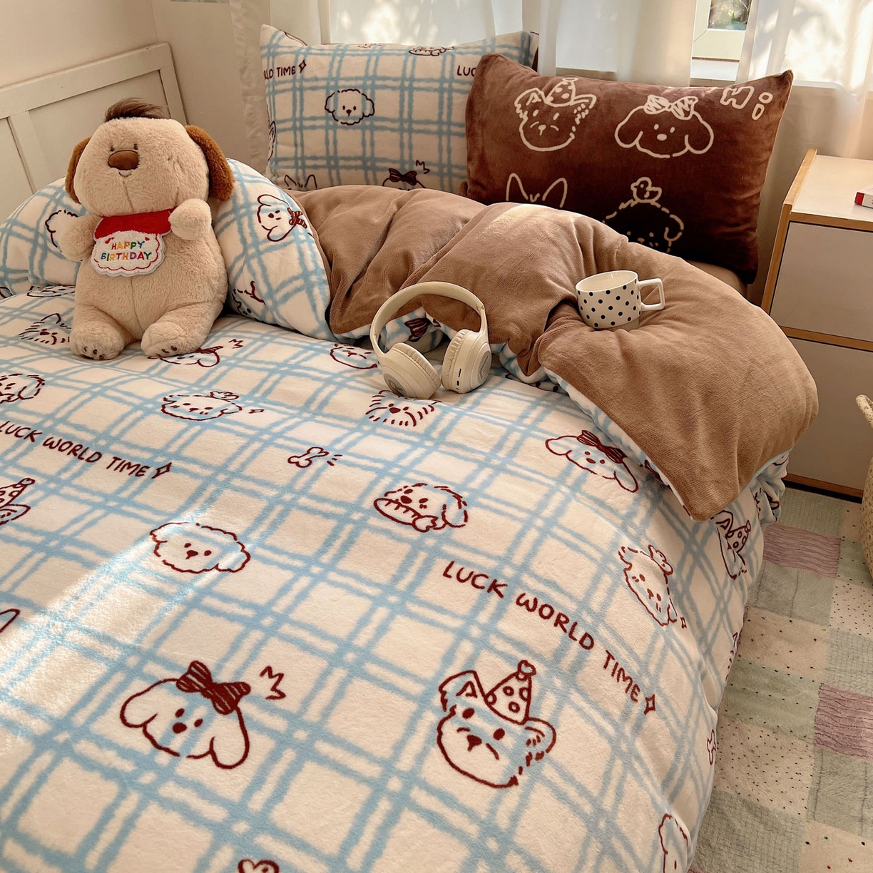 91家纺网 家纺一手货源 找家纺 桃喜 2025新款A类200g牛奶绒（含导电丝）印花床单款四件套 蓝格线条狗