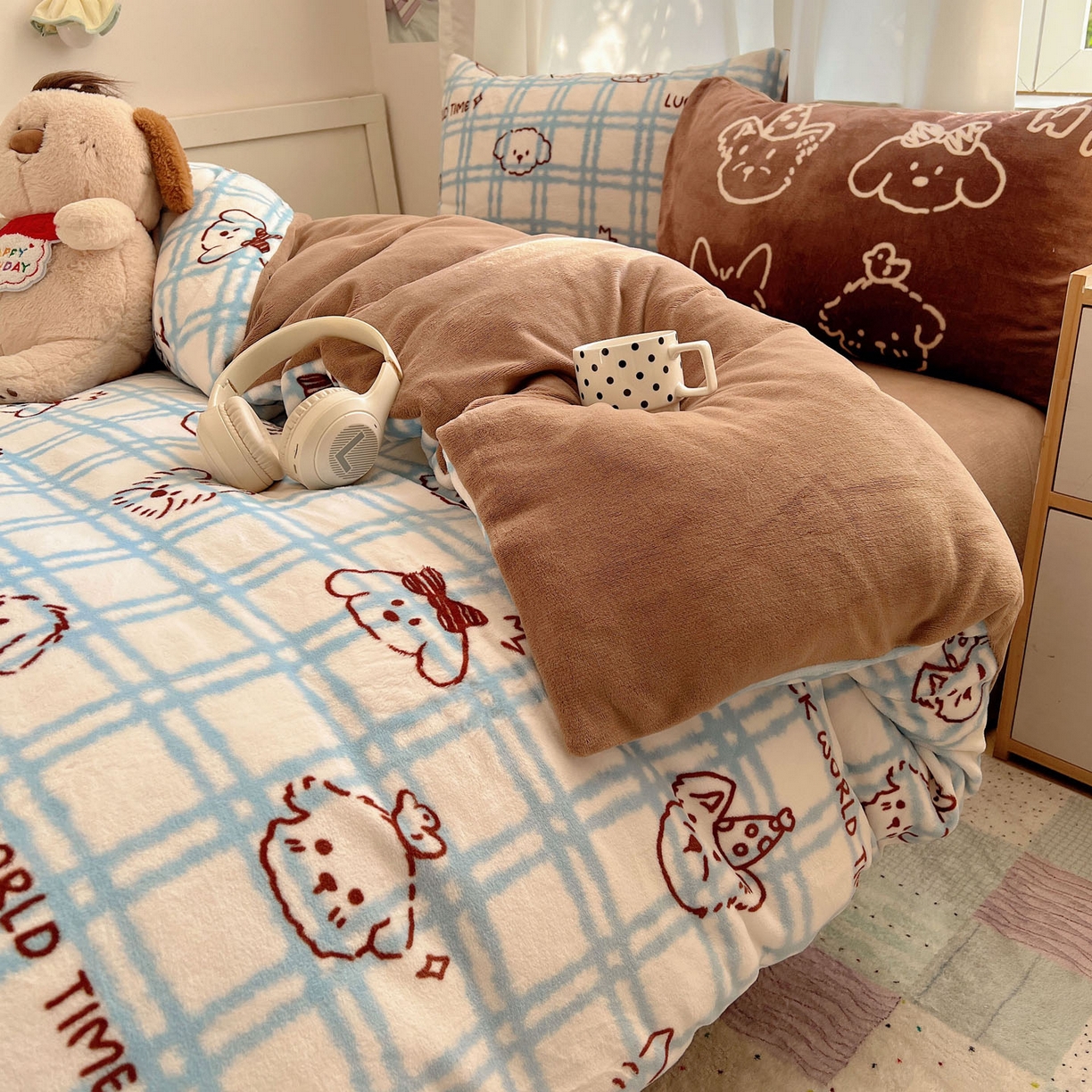 91家纺网 家纺一手货源 找家纺 桃喜 2025新款A类200g牛奶绒（含导电丝）印花床单款四件套 蓝格线条狗