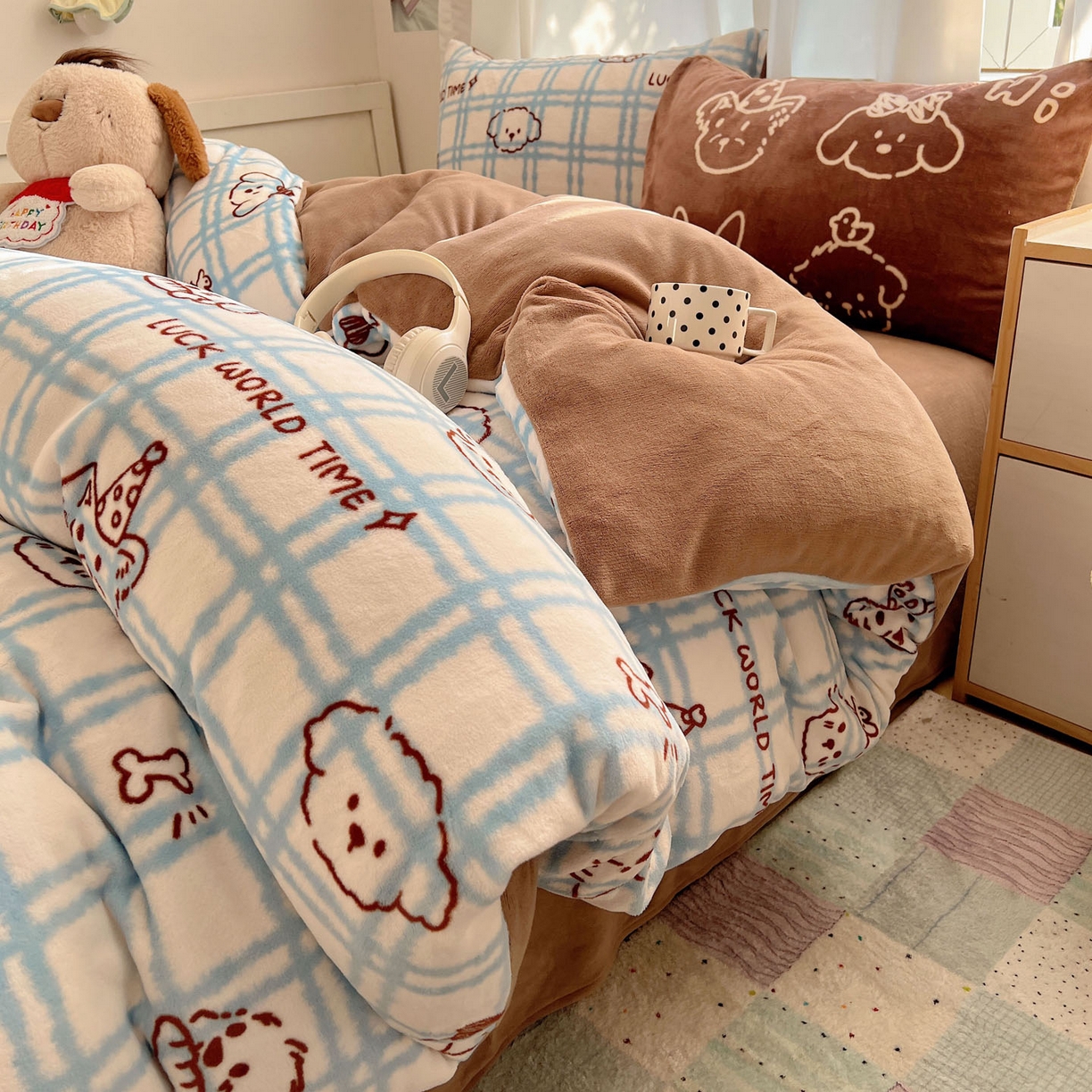 91家纺网 家纺一手货源 找家纺 桃喜 2025新款A类200g牛奶绒（含导电丝）印花床单款四件套 蓝格线条狗