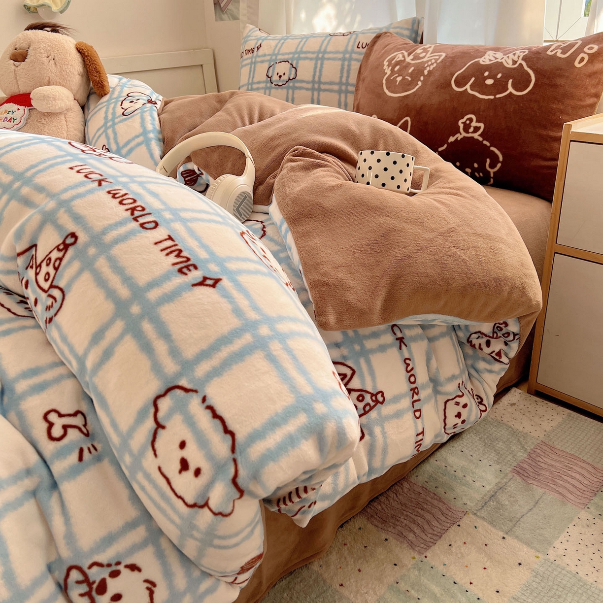 91家纺网 家纺一手货源 找家纺 桃喜 2025新款A类200g牛奶绒（含导电丝）印花床单款四件套 蓝格线条狗