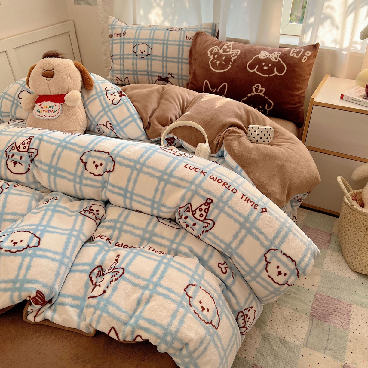 91家纺网 家纺一手货源 找家纺 桃喜 2025新款A类200g牛奶绒（含导电丝）印花床单款四件套 蓝格线条狗