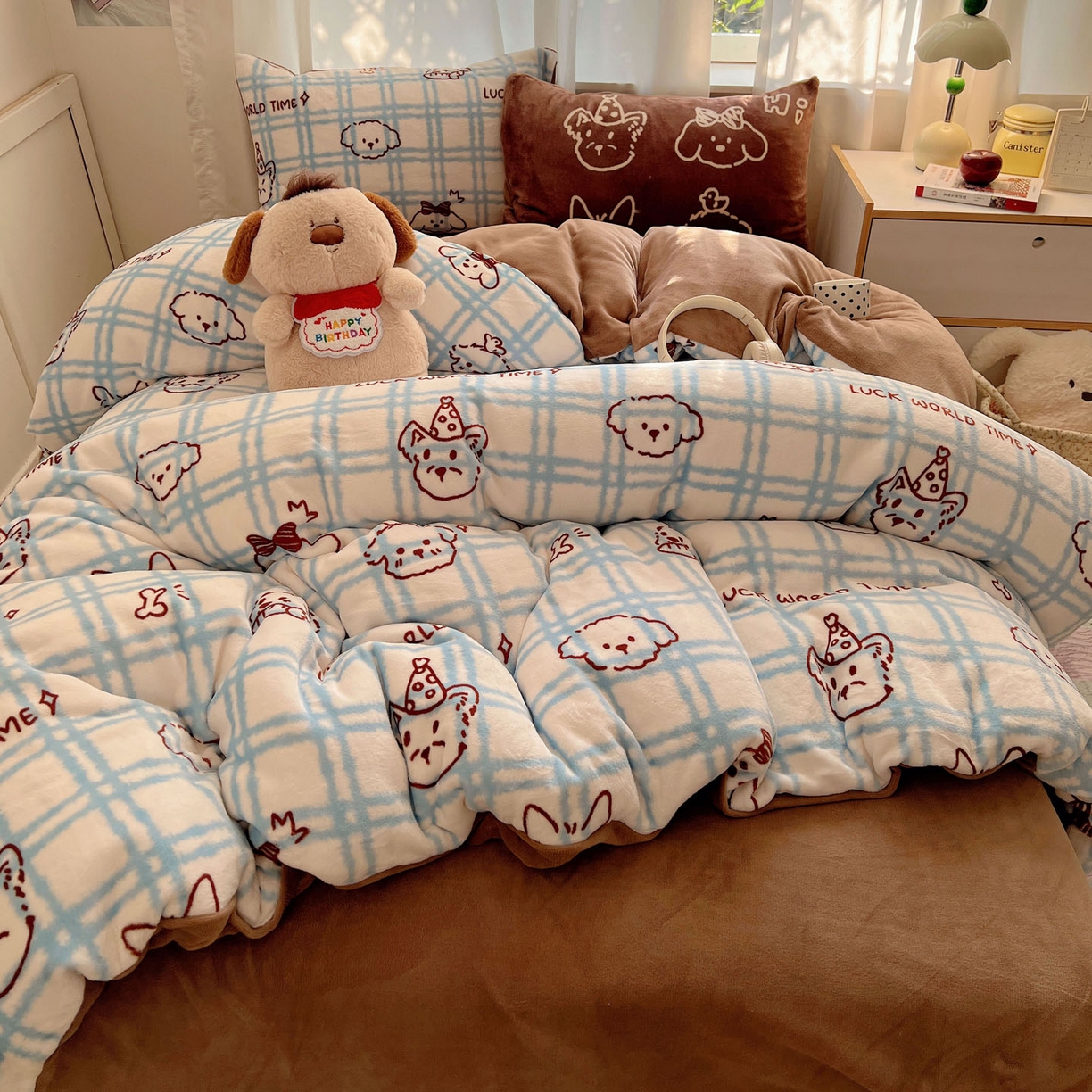 91家纺网 家纺一手货源 找家纺 桃喜 2025新款A类200g牛奶绒（含导电丝）印花床单款四件套 蓝格线条狗