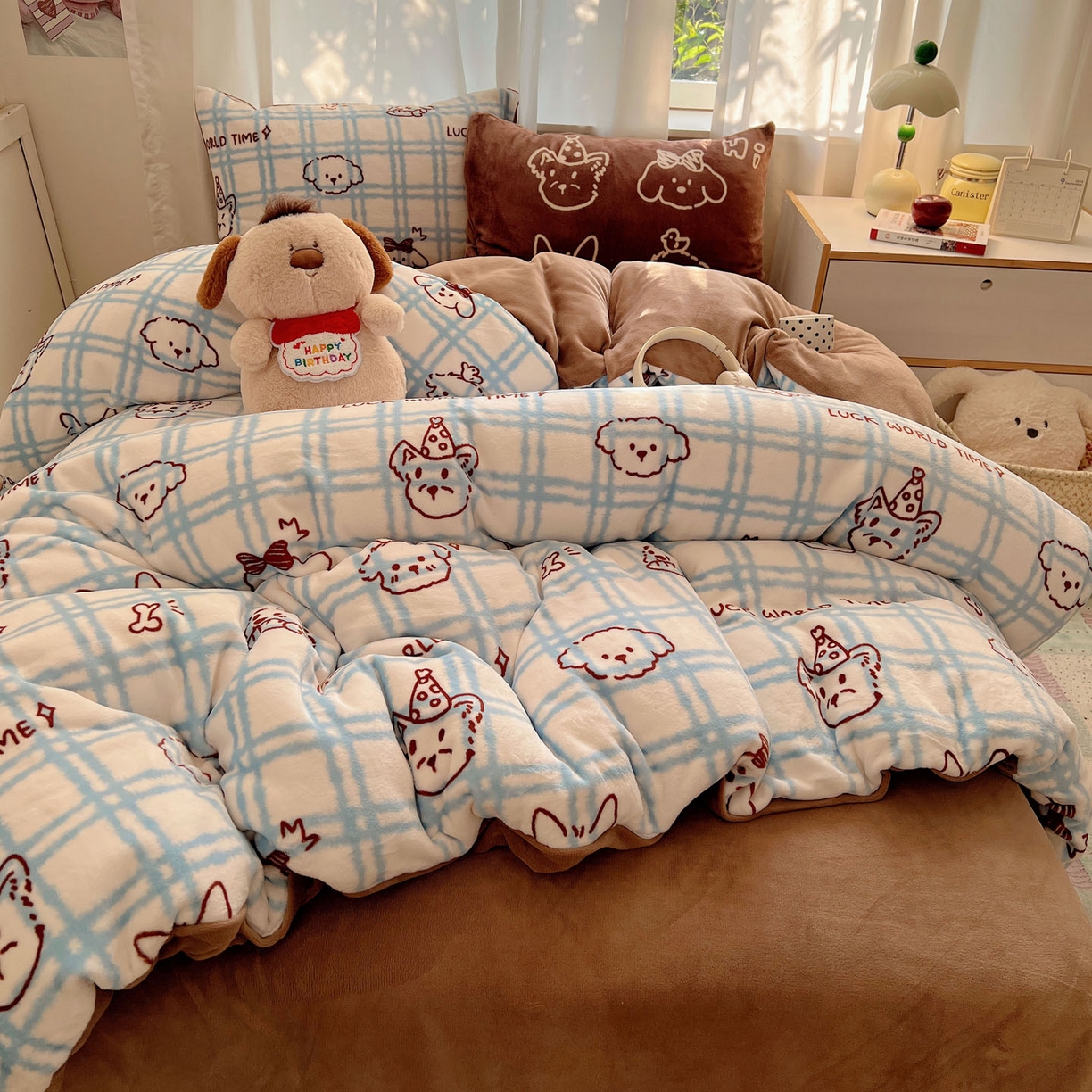 91家纺网 家纺一手货源 找家纺 桃喜 2025新款A类200g牛奶绒（含导电丝）印花床单款四件套 蓝格线条狗