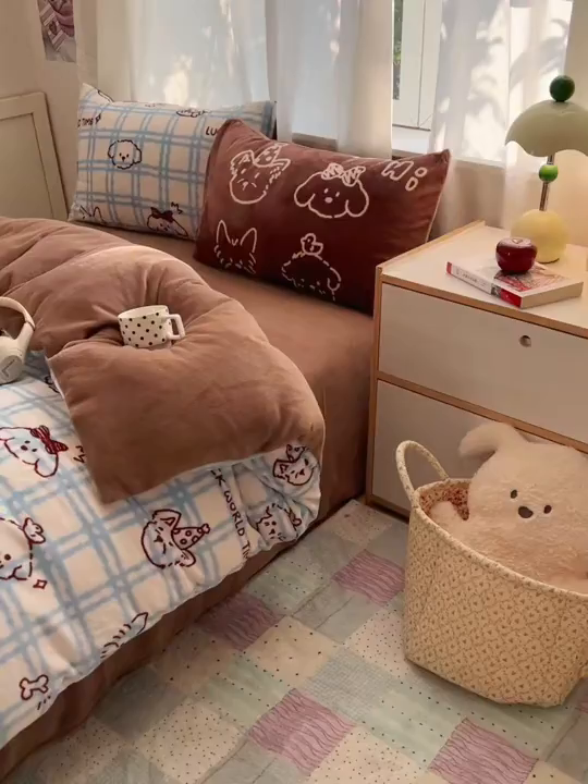 91家纺网 家纺一手货源 找家纺 桃喜 2025新款A类200g牛奶绒（含导电丝）印花床单款四件套 蓝格线条狗