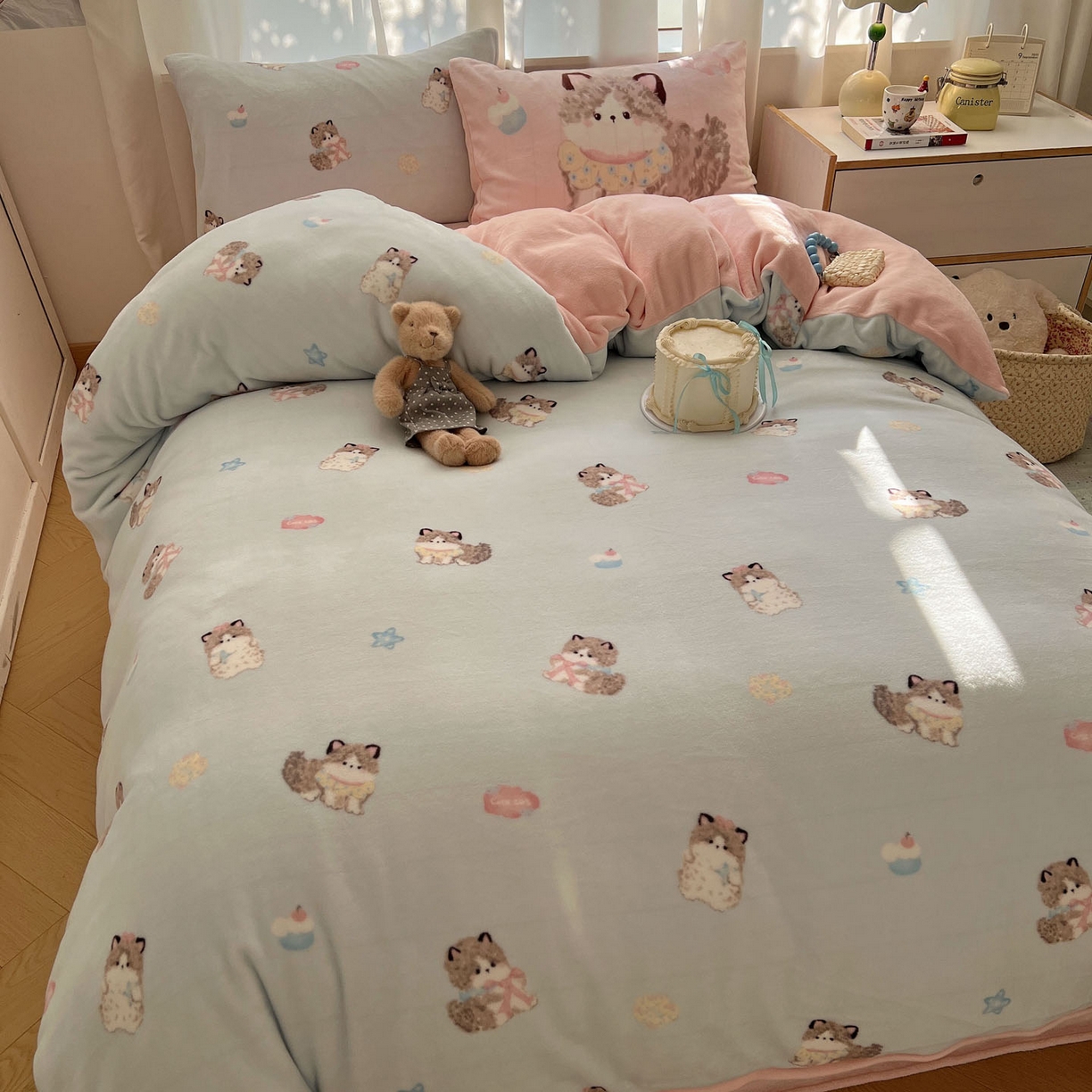 91家纺网 家纺一手货源 找家纺 桃喜 2025新款A类200g牛奶绒（含导电丝）印花床单款四件套 蓝色布偶猫