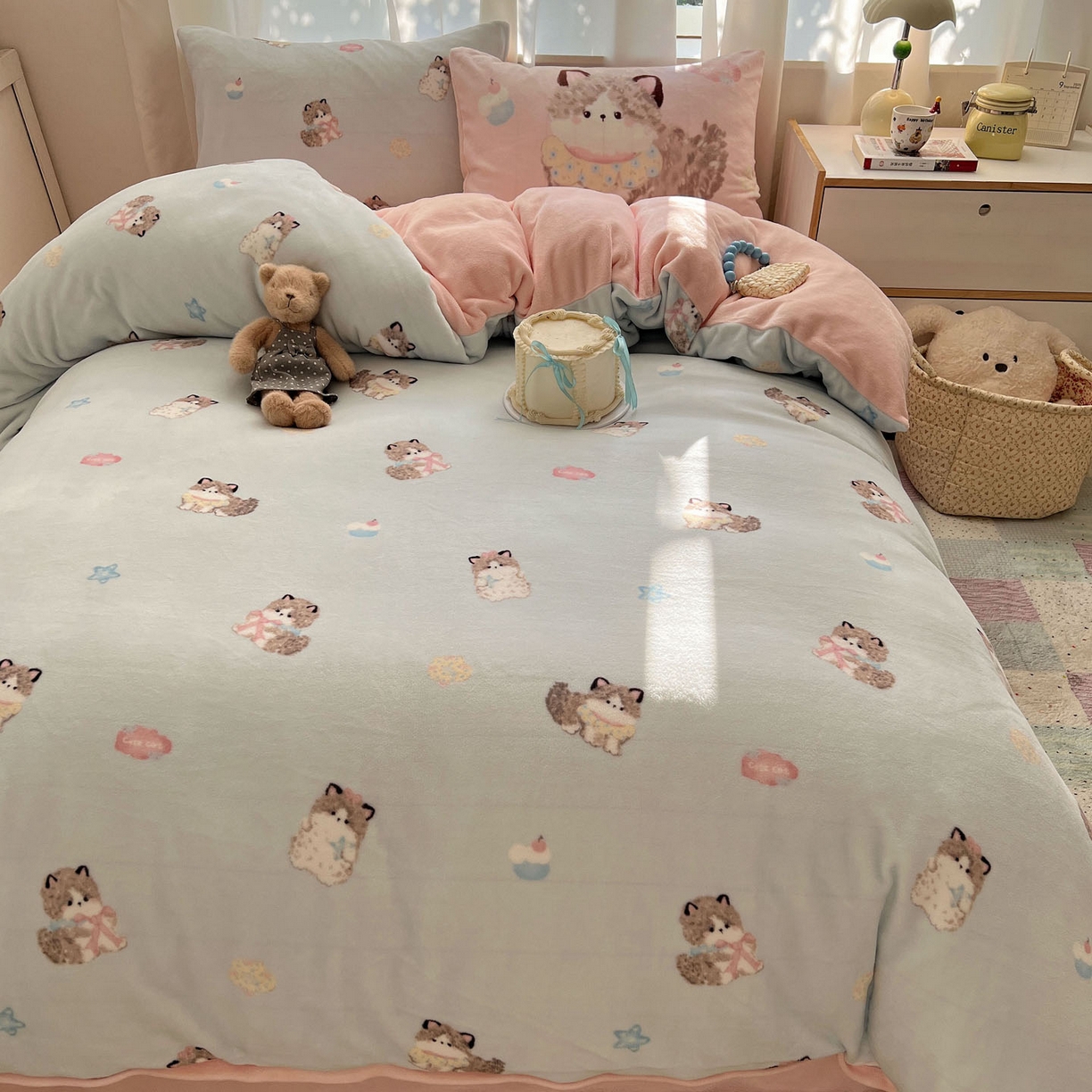 91家纺网 家纺一手货源 找家纺 桃喜 2025新款A类200g牛奶绒（含导电丝）印花床单款四件套 蓝色布偶猫