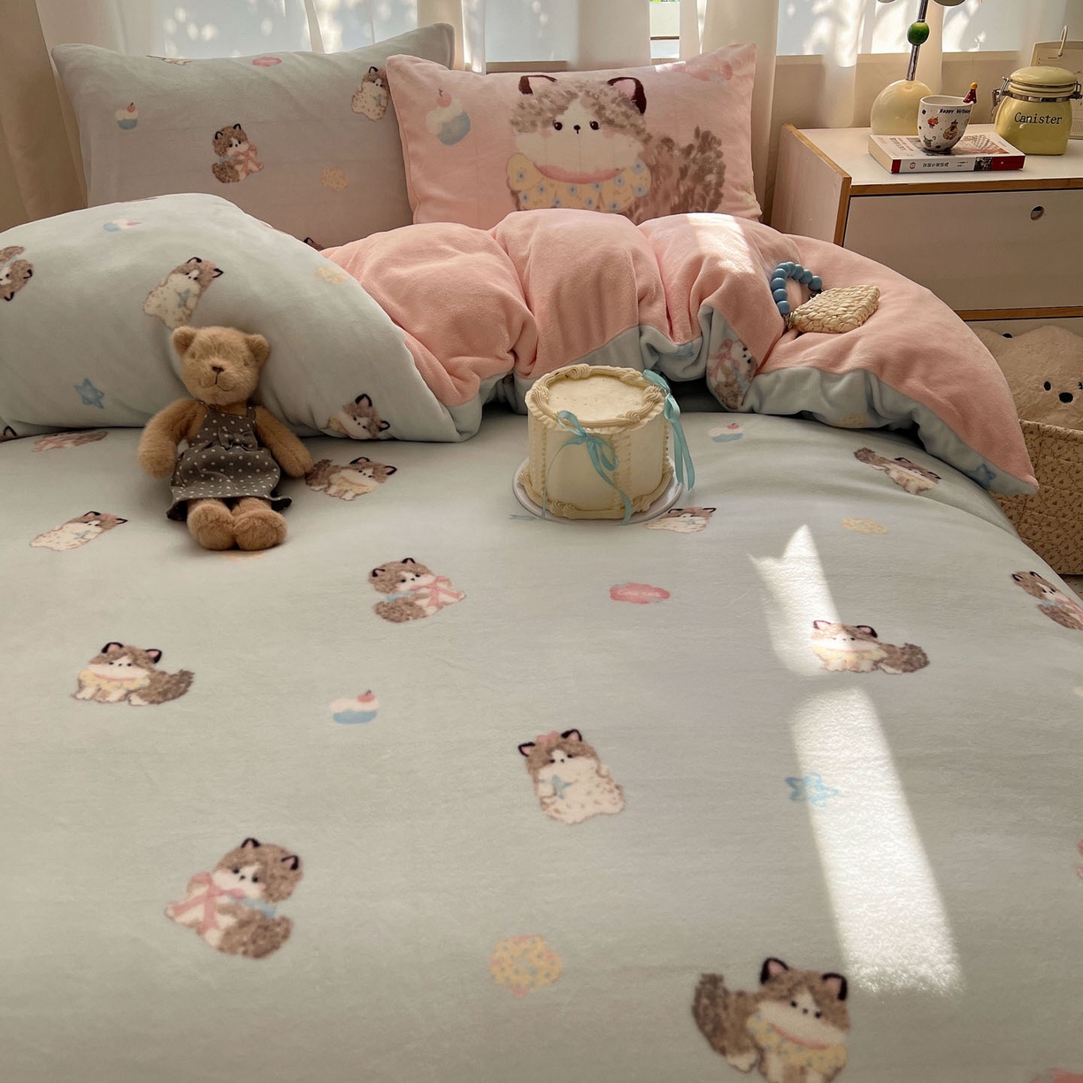 91家纺网 家纺一手货源 找家纺 桃喜 2025新款A类200g牛奶绒（含导电丝）印花床单款四件套 蓝色布偶猫