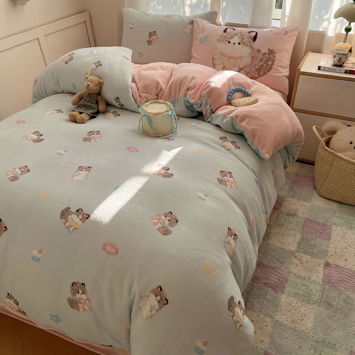 91家纺网 家纺一手货源 找家纺 桃喜 2025新款A类200g牛奶绒（含导电丝）印花床单款四件套 蓝色布偶猫