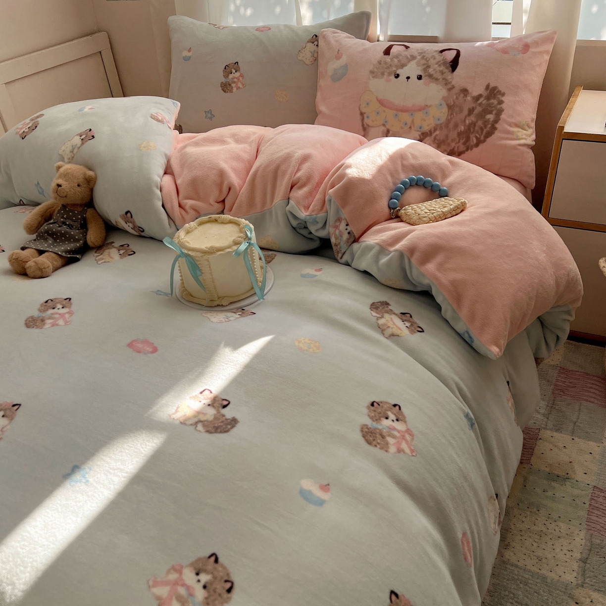 91家纺网 家纺一手货源 找家纺 桃喜 2025新款A类200g牛奶绒（含导电丝）印花床单款四件套 蓝色布偶猫