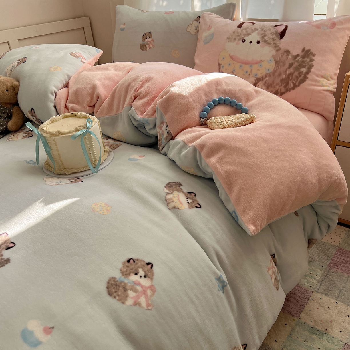 91家纺网 家纺一手货源 找家纺 桃喜 2025新款A类200g牛奶绒（含导电丝）印花床单款四件套 蓝色布偶猫