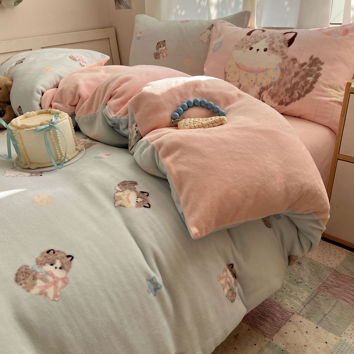 91家纺网 家纺一手货源 找家纺 桃喜 2025新款A类200g牛奶绒（含导电丝）印花床单款四件套 蓝色布偶猫