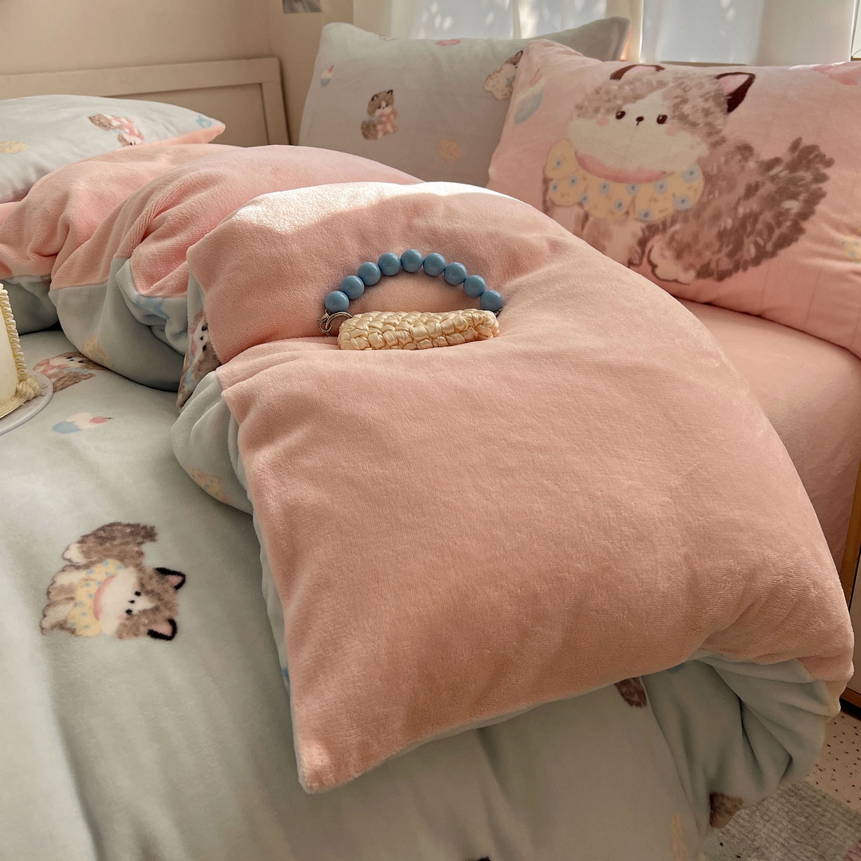 91家纺网 家纺一手货源 找家纺 桃喜 2025新款A类200g牛奶绒（含导电丝）印花床单款四件套 蓝色布偶猫