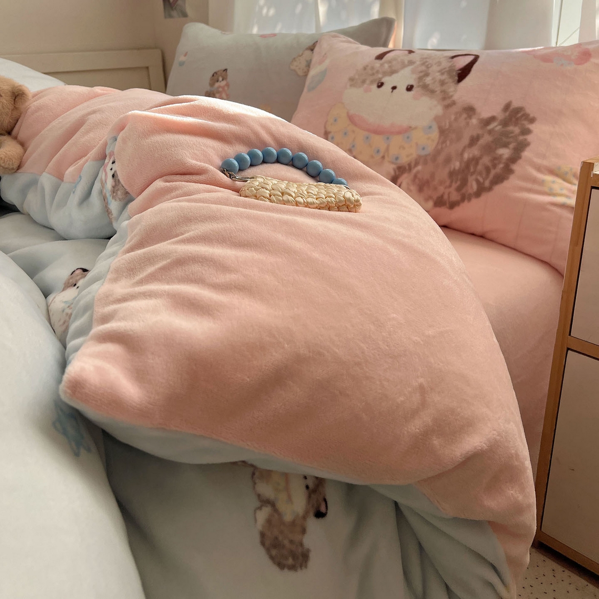 91家纺网 家纺一手货源 找家纺 桃喜 2025新款A类200g牛奶绒（含导电丝）印花床单款四件套 蓝色布偶猫