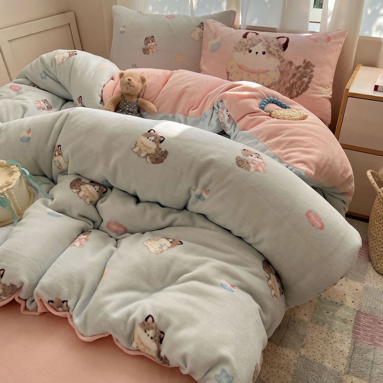 91家纺网 家纺一手货源 找家纺 桃喜 2025新款A类200g牛奶绒（含导电丝）印花床单款四件套 蓝色布偶猫