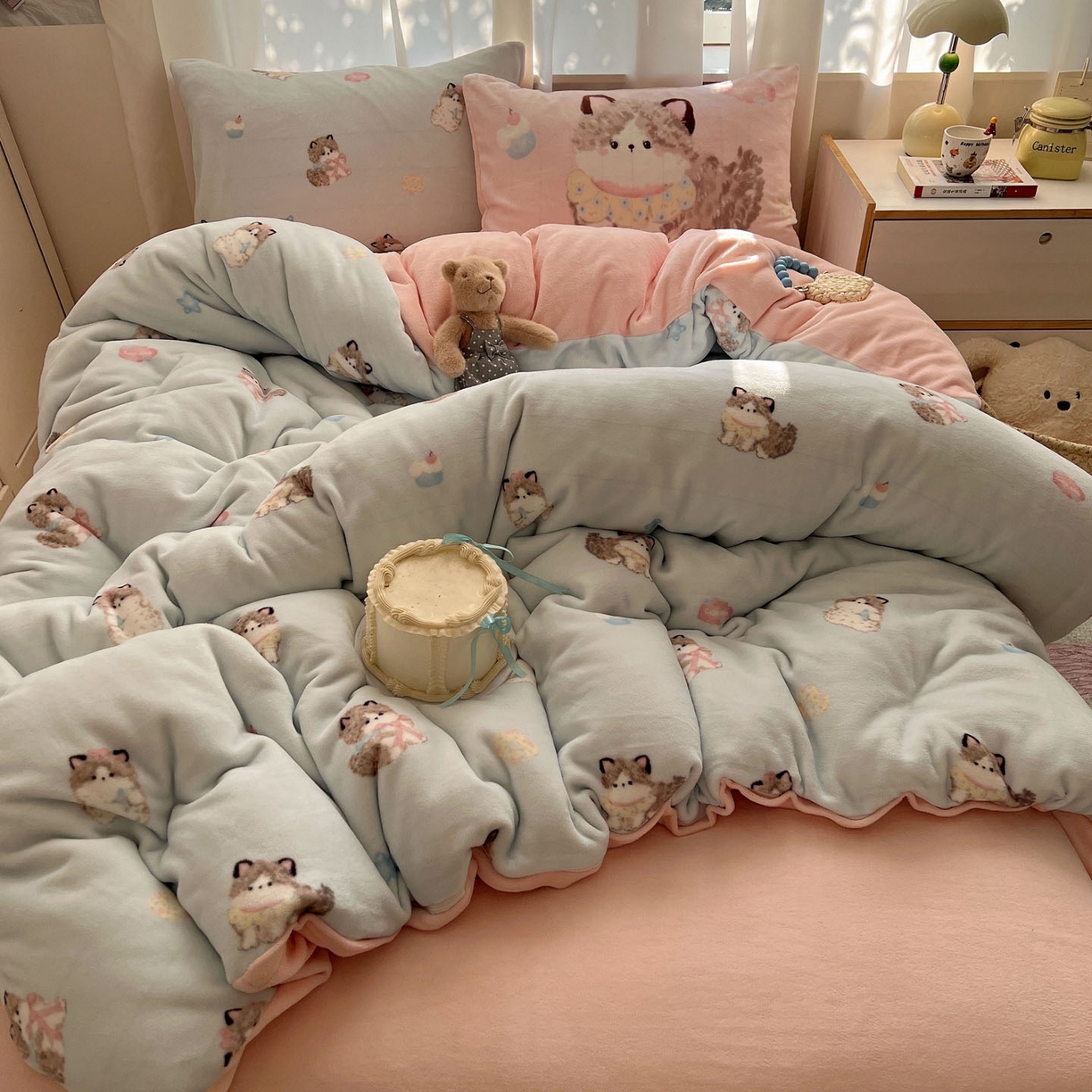 91家纺网 家纺一手货源 找家纺 桃喜 2025新款A类200g牛奶绒（含导电丝）印花床单款四件套 蓝色布偶猫