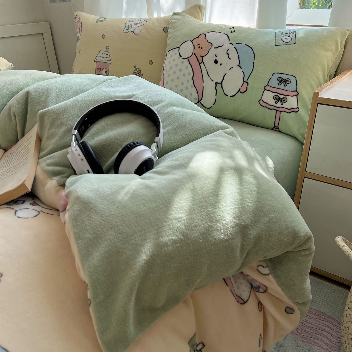 91家纺网 家纺一手货源 找家纺 桃喜 2025新款A类200g牛奶绒（含导电丝）印花床单款四件套 奶黄宠物派