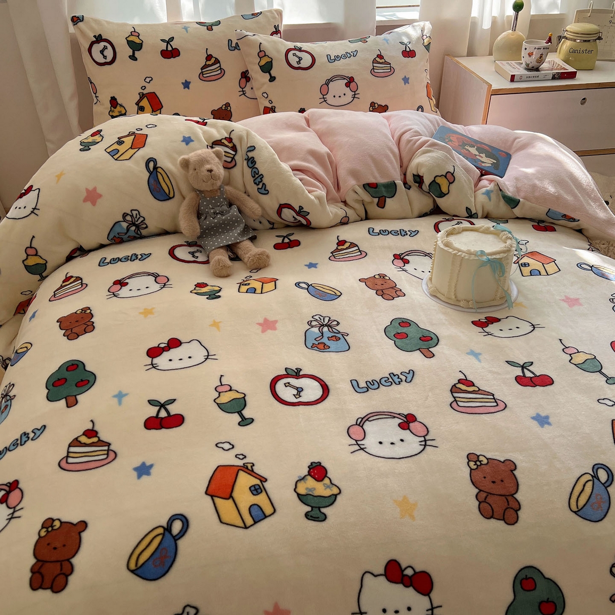 91家纺网 家纺一手货源 找家纺 桃喜 2025新款A类200g牛奶绒（含导电丝）印花床单款四件套 涂鸦猫猫