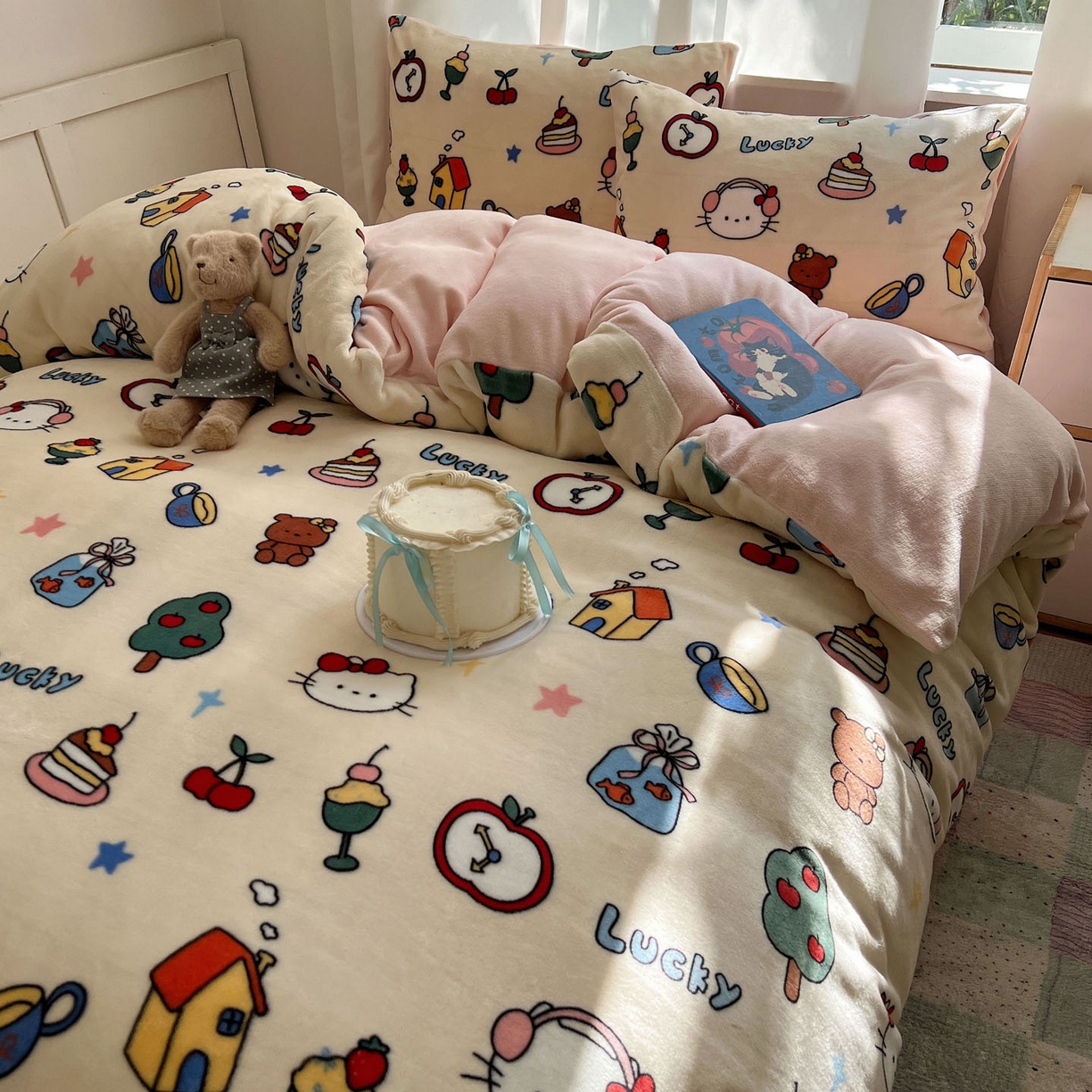 91家纺网 家纺一手货源 找家纺 桃喜 2025新款A类200g牛奶绒（含导电丝）印花床单款四件套 涂鸦猫猫