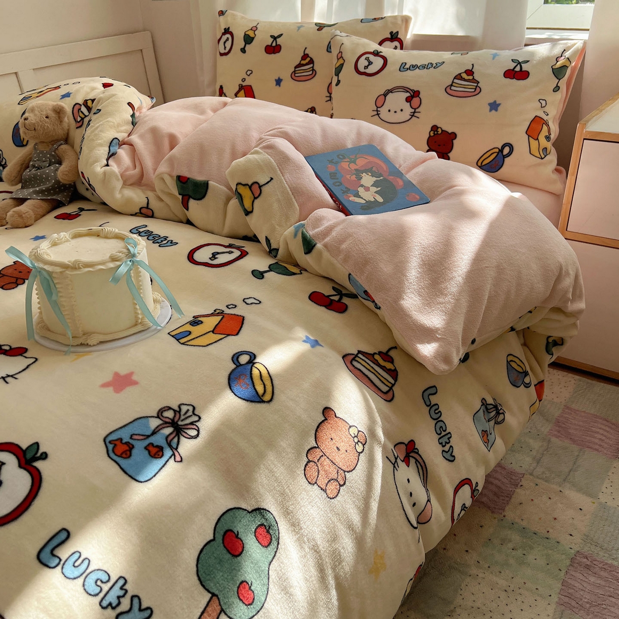 91家纺网 家纺一手货源 找家纺 桃喜 2025新款A类200g牛奶绒（含导电丝）印花床单款四件套 涂鸦猫猫