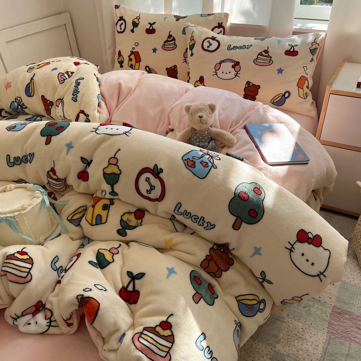 91家纺网 家纺一手货源 找家纺 桃喜 2025新款A类200g牛奶绒（含导电丝）印花床单款四件套 涂鸦猫猫