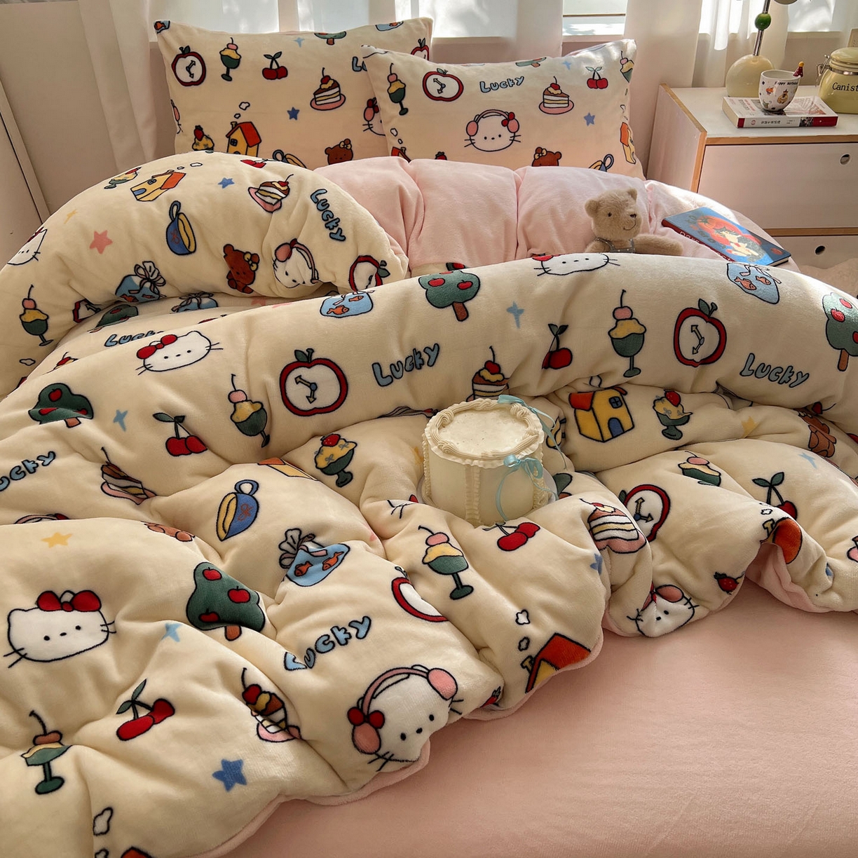 91家纺网 家纺一手货源 找家纺 桃喜 2025新款A类200g牛奶绒（含导电丝）印花床单款四件套 涂鸦猫猫