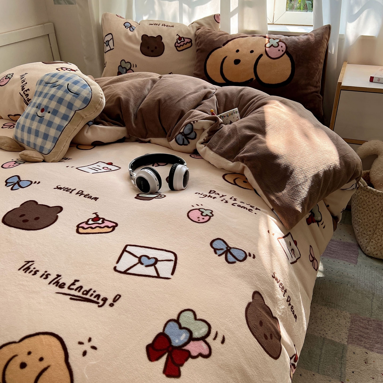 91家纺网 家纺一手货源 找家纺 桃喜 2025新款A类200g牛奶绒（含导电丝）印花床单款四件套 信封小熊