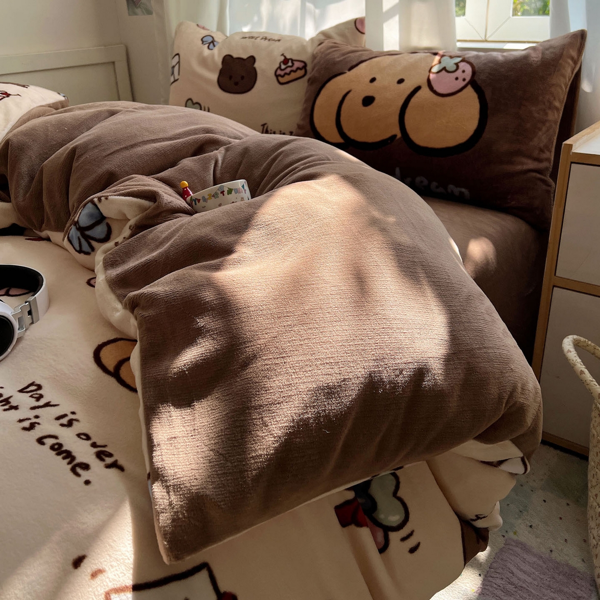 91家纺网 家纺一手货源 找家纺 桃喜 2025新款A类200g牛奶绒（含导电丝）印花床单款四件套 信封小熊