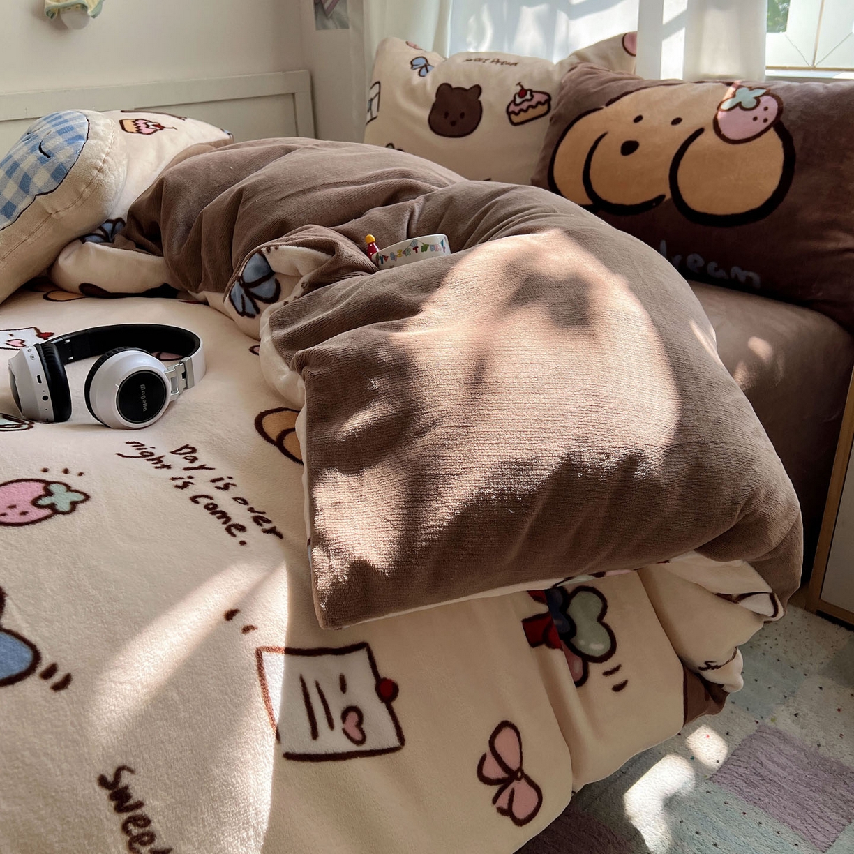 91家纺网 家纺一手货源 找家纺 桃喜 2025新款A类200g牛奶绒（含导电丝）印花床单款四件套 信封小熊