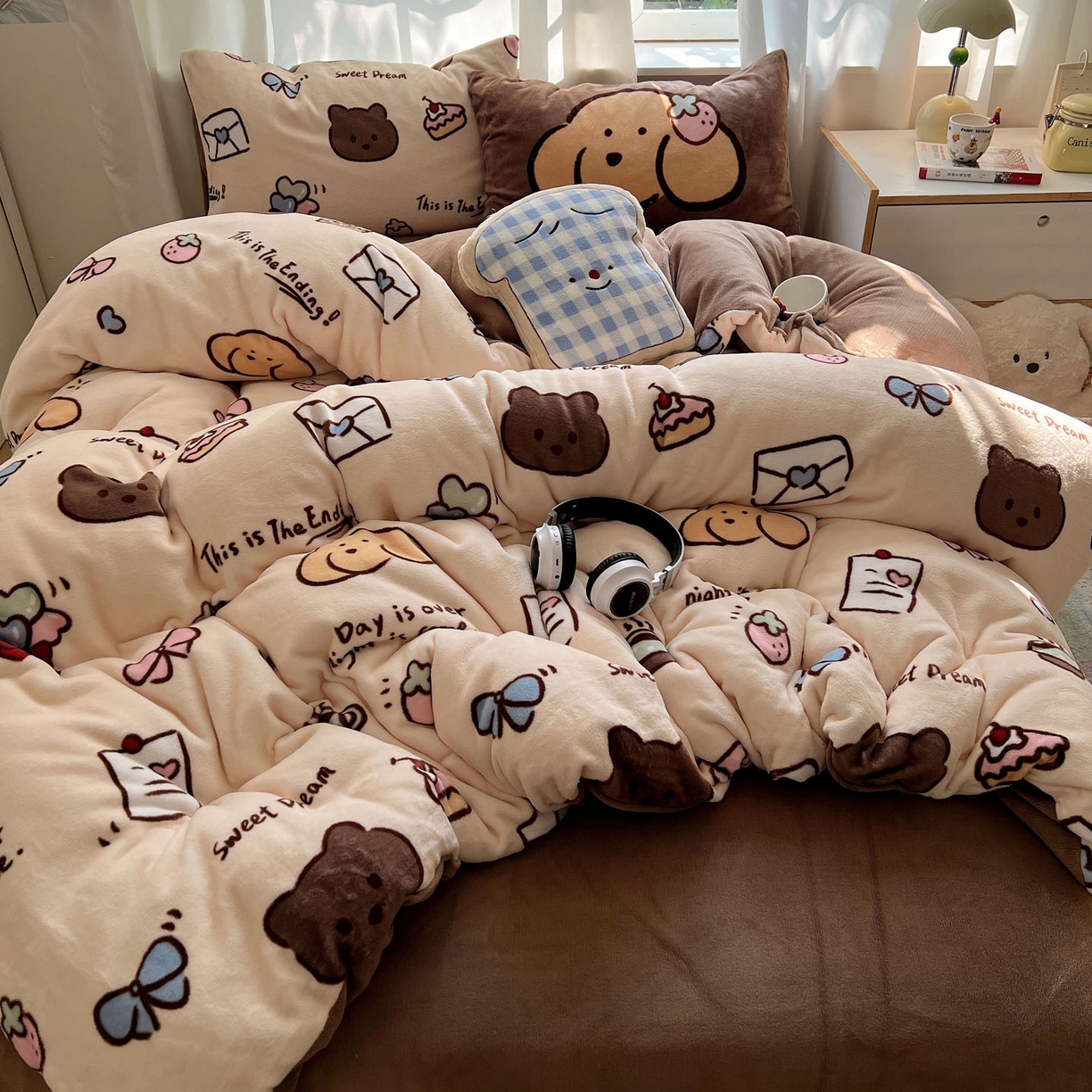 91家纺网 家纺一手货源 找家纺 桃喜 2025新款A类200g牛奶绒（含导电丝）印花床单款四件套 信封小熊