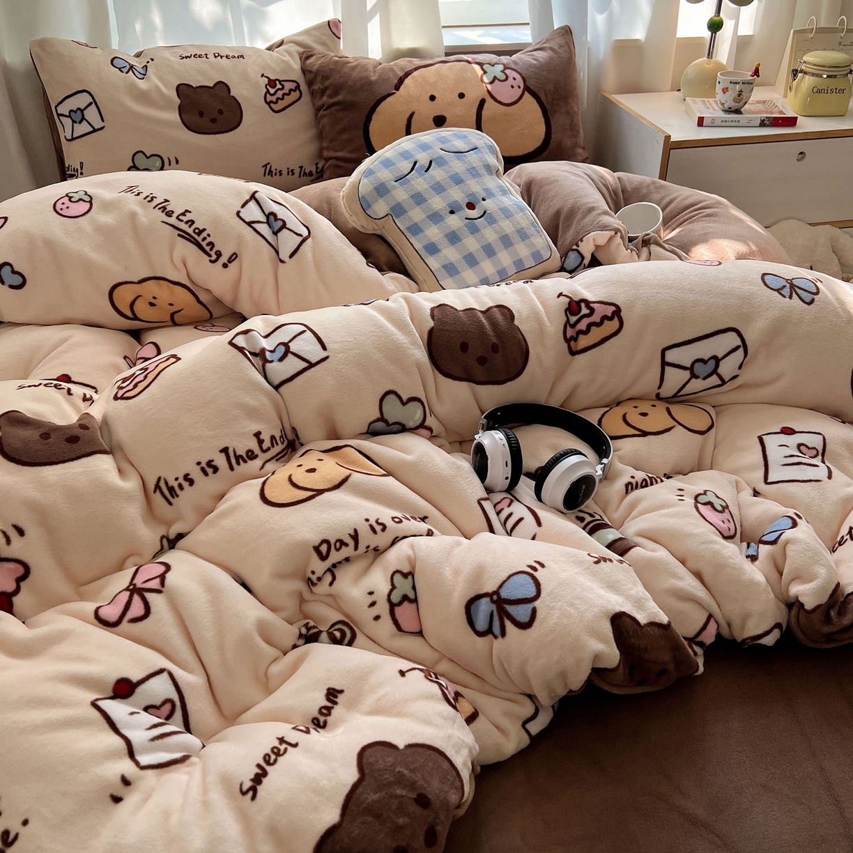 91家纺网 家纺一手货源 找家纺 桃喜 2025新款A类200g牛奶绒（含导电丝）印花床单款四件套 信封小熊